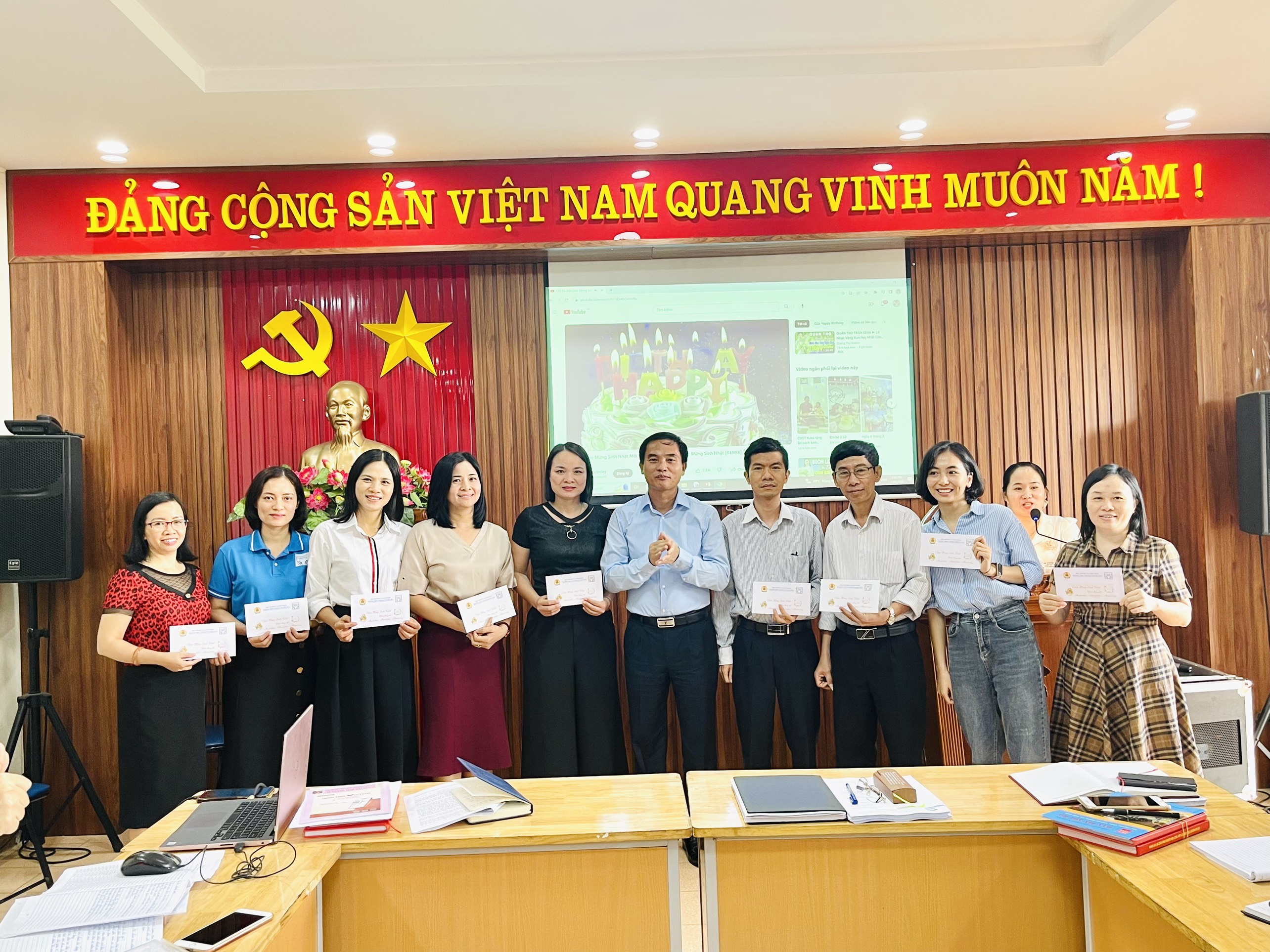 Chúc mừng sinh nhật đoàn viên công đoàn quý IV – một hoạt động ý nghĩa tại công đoàn trường THPT chuyên Nguyễn Trãi.